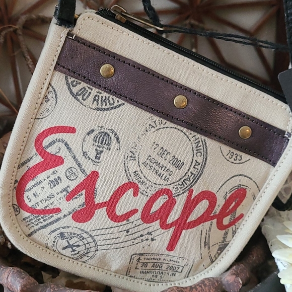 NEW NWT MONA B. ESCAPE ZIP  BAG - Picture 5 of 16